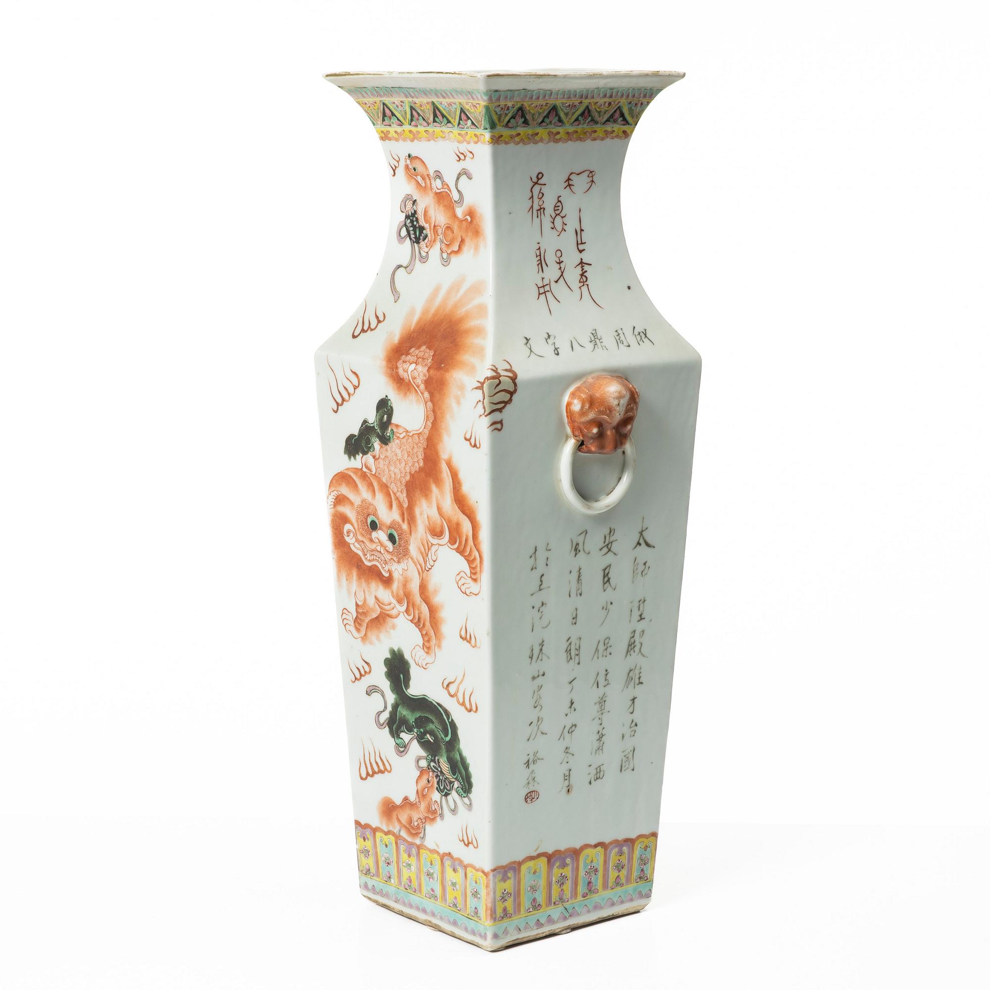 A large Chinese famille rose porcelain vase, late Qing dynasty / early 1900s.