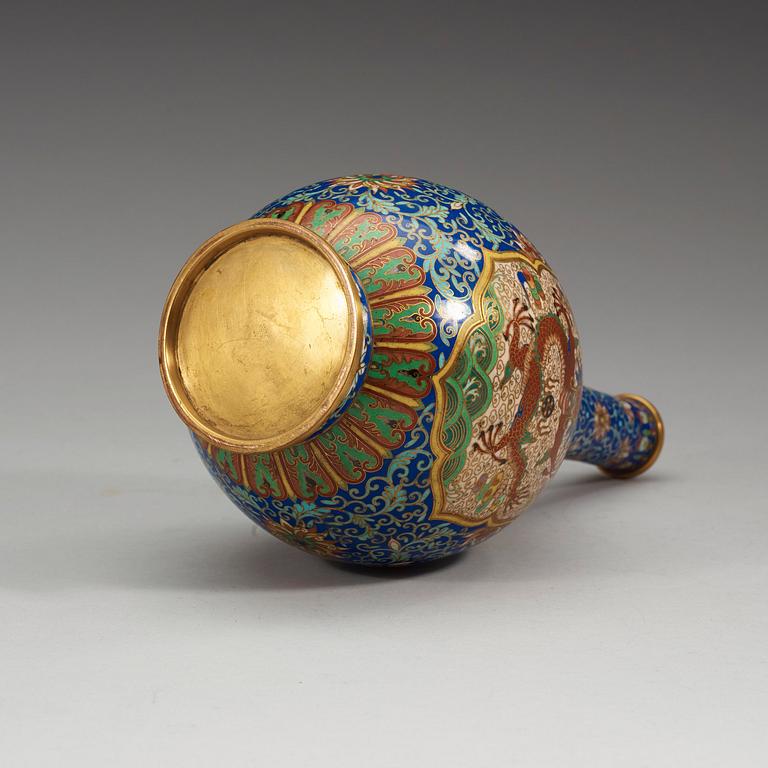 A Chinese cloissoné vase, 20th Century.