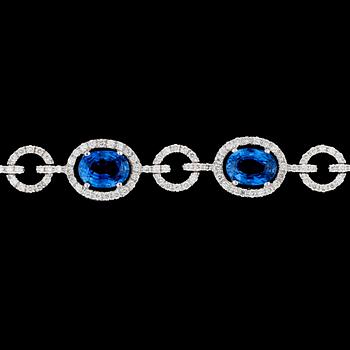 952. ARMBAND, blå safirer, 10.53 ct, briljantslipade diamanter 2.21 ct.