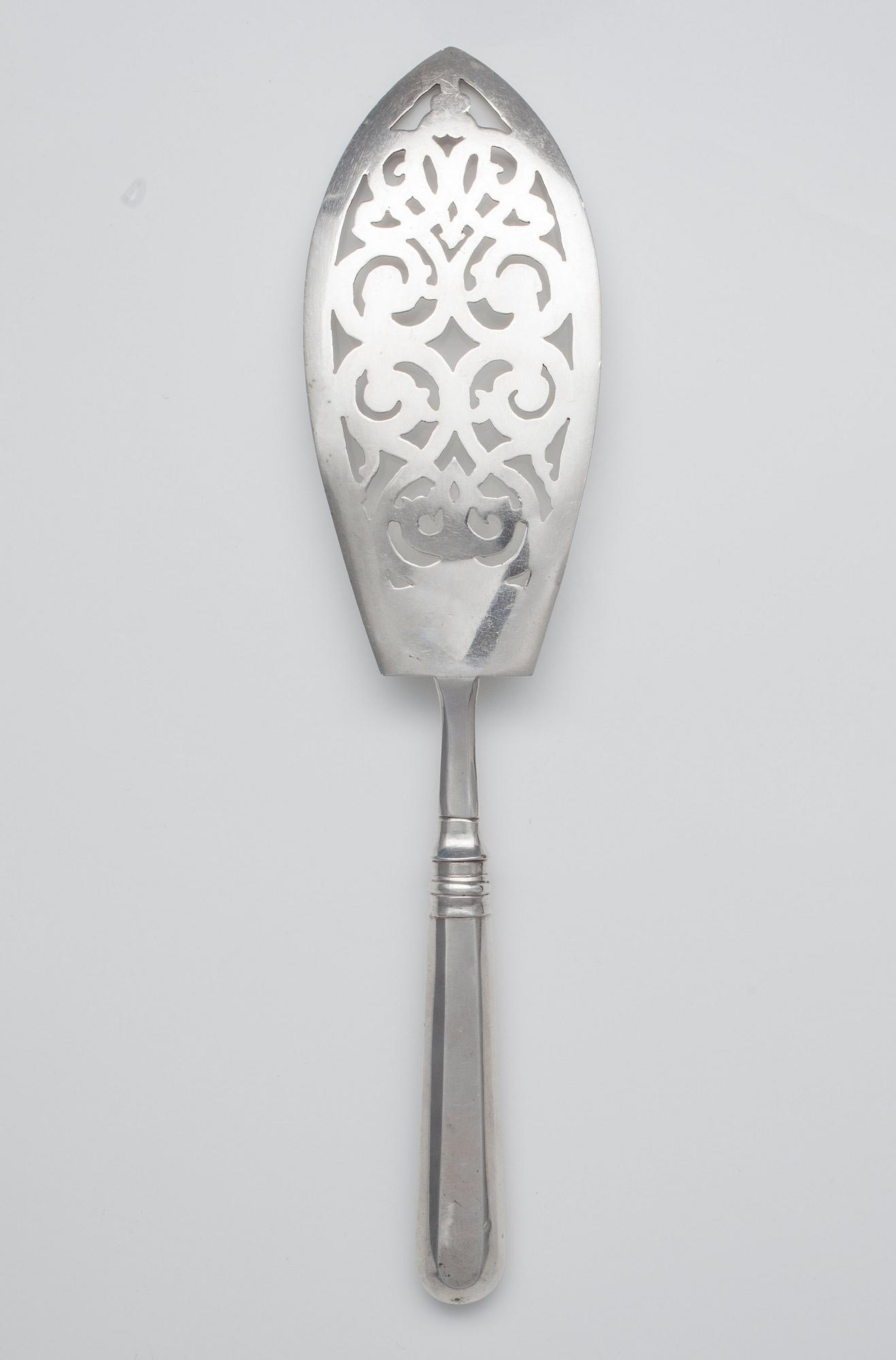 A FISH SERVER, 84 silver, Marked HL. Henrik Lassas St. Petersburg 1882. Length 31 cm. Weight 139 g.