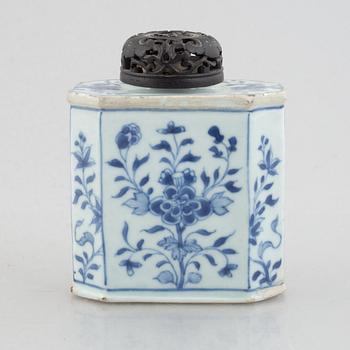 A group of 11 Chinese export porcelain pieces, Qing dynasty, 18th century.