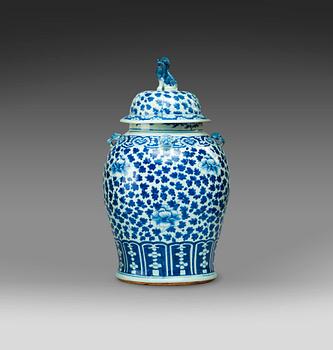 A blue and white jar with cover, Qing dynasty, late 19th century.