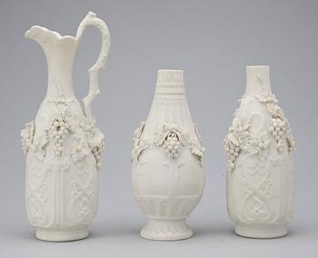 KANNA SAMT VASER, ett par, parian, 1800-tal.