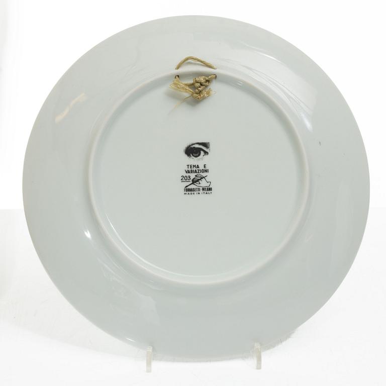 Piero Fornasetti, tallrikar, 2 st, porslin, "Tema e Variazioni", Milano, Italien.