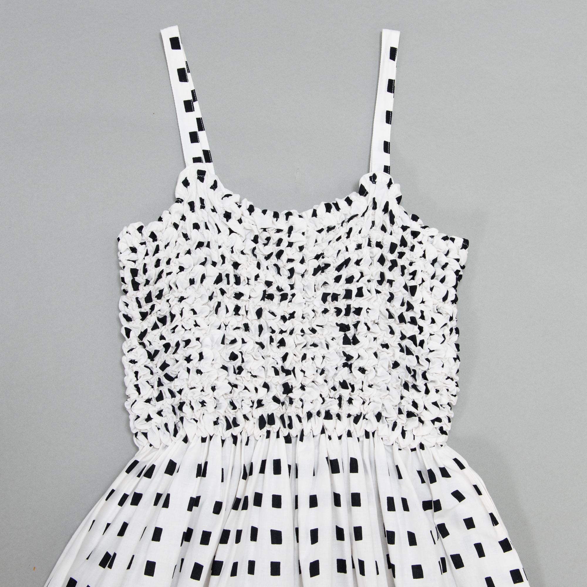 Marimekko, "Suhina" mekko, kuvio "Sokkoruutu", suunnitellut Pentti Rinta, 1976.