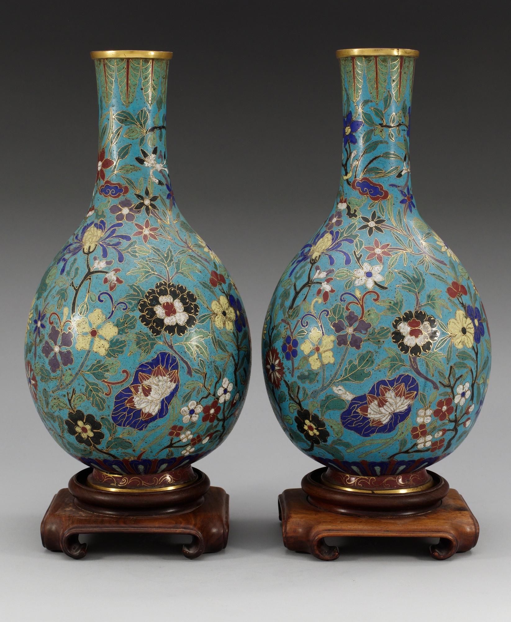 A pair of cloisonné vases, Qing dynasty (1644-1912).
