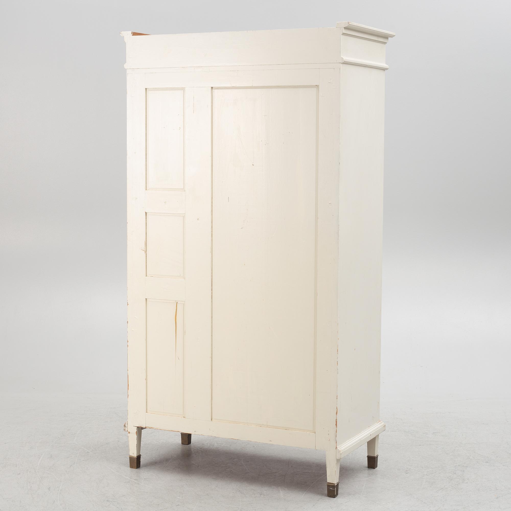 Klädskåp, gustaviansk stil, 1900-talets första hälft.