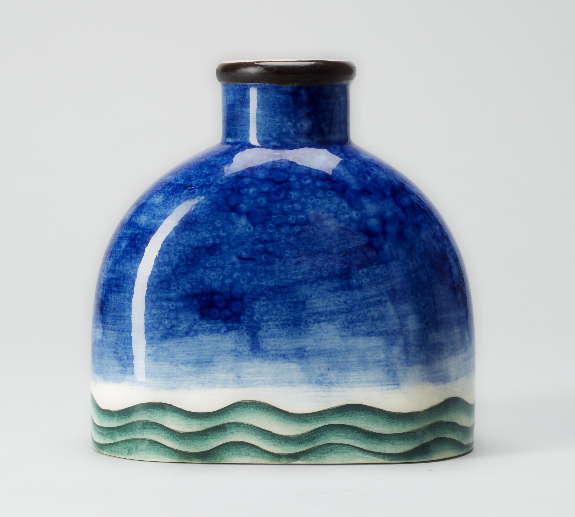 A Richard Ginori creamware vase, Milano, Italy.