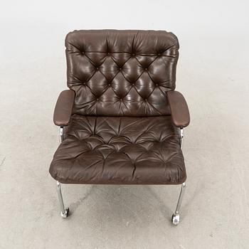 A 1970s leather easy chair.