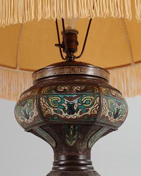 GOLVLAMPA, brunpatinerad brons och cloissoné. Sekelskifte 1900.