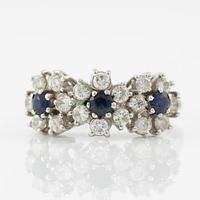 Ring 18K vitguld med safirer och briljantslipade diamanter.