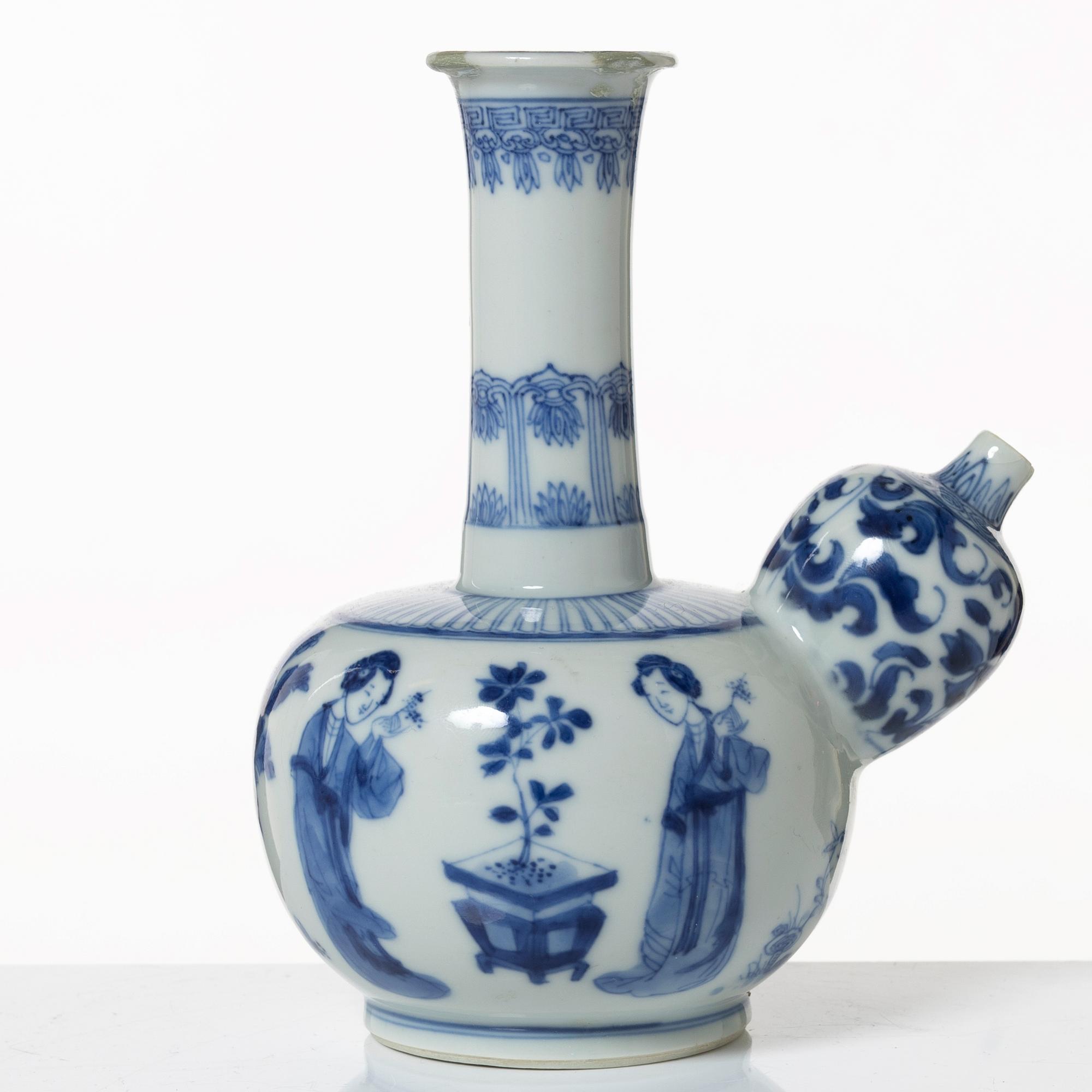 A Chinese blue and white porcelain kendi, Qing dynasty.