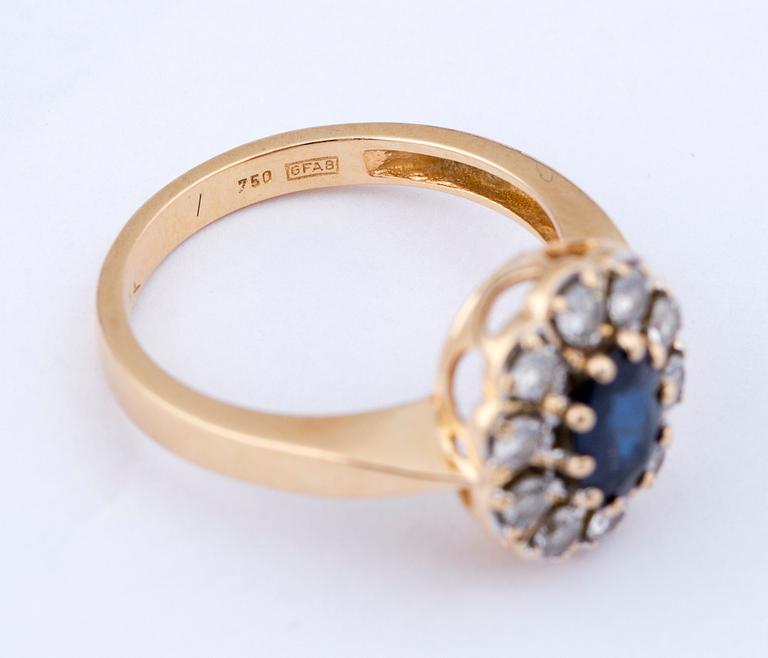 RING, 18 k guld med safir samt diamanter, ca 0.50 ct. Vikt ca 4,5 g.