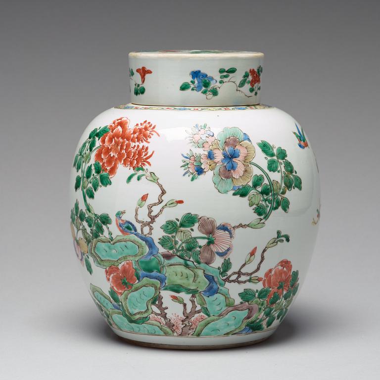 KRUKA med LOCK, porslin. Qingdynastin, Kangxi (1662-1722).