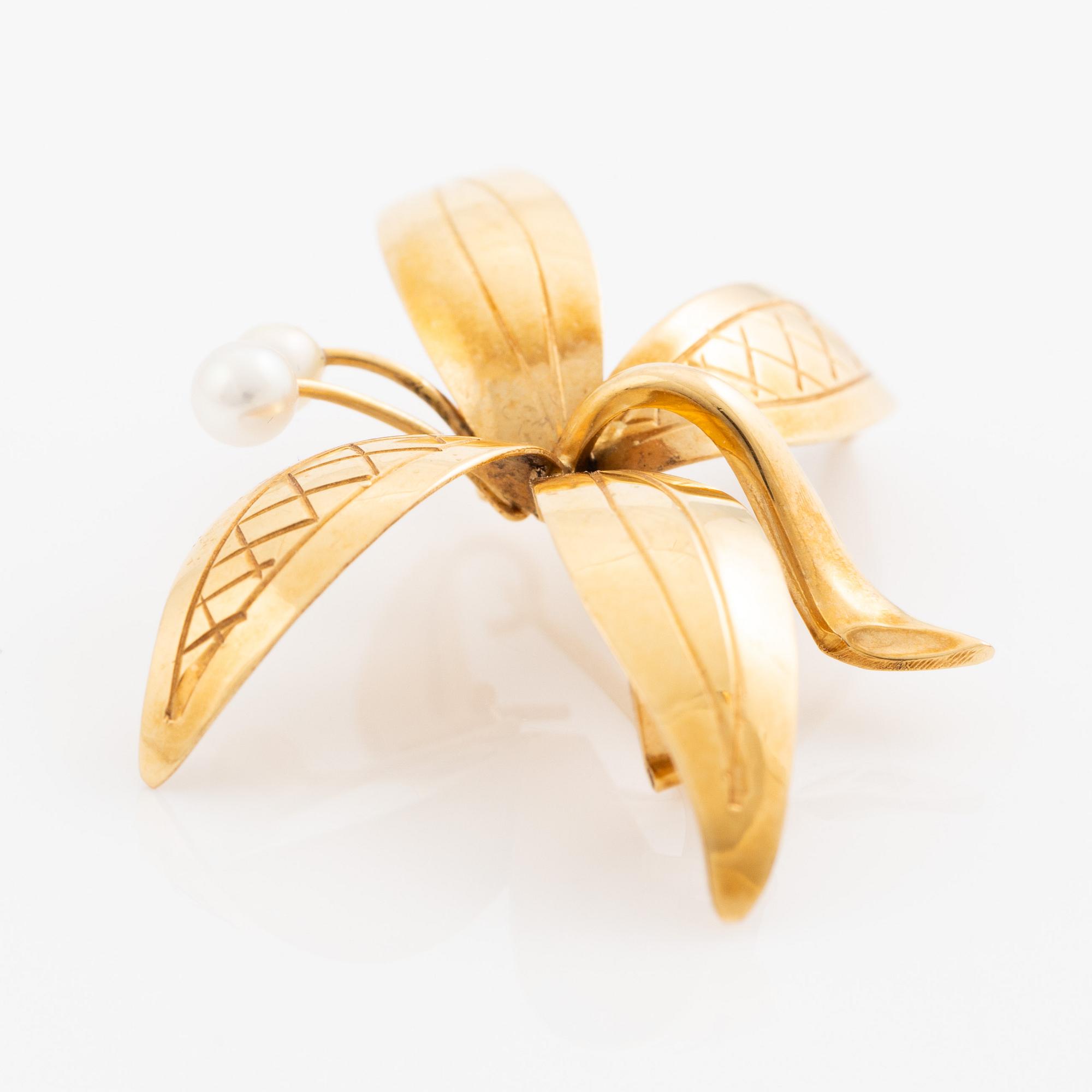 Brosch , 18K guld i form av blomma med odlade pärlor.
