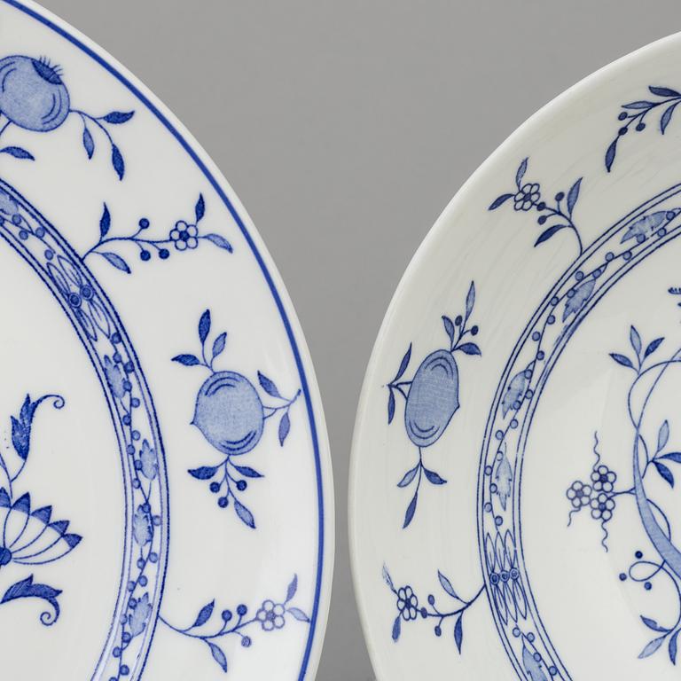 A set of 33 porcelain pieces of dinner service "Dresden". Stig Lindberg, Gustavsberg.