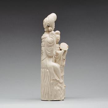 A blanc de chine figurine of a court lady and her attendant with a mirror, Qing dynasty, Kangxi (1662-1722).