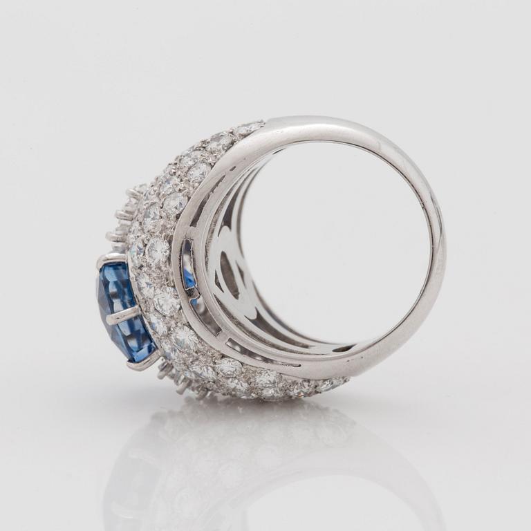 A 8.00 ct, "Trombino" sapphire ring with step- and brilliant-cut diamonds signed Bulgari. Certificate from GCS.