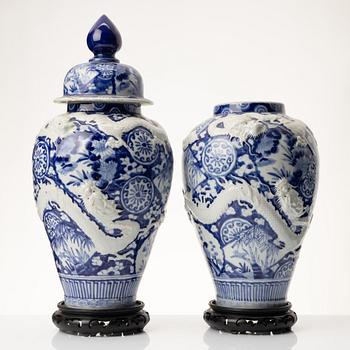 Urnor, ett par, porslin. Japan, Meiji  (1868-1912).