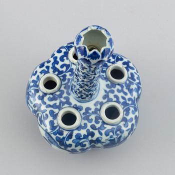 A blue and white tulip vase, Qing dynasty, Guangxu (1872-1908).