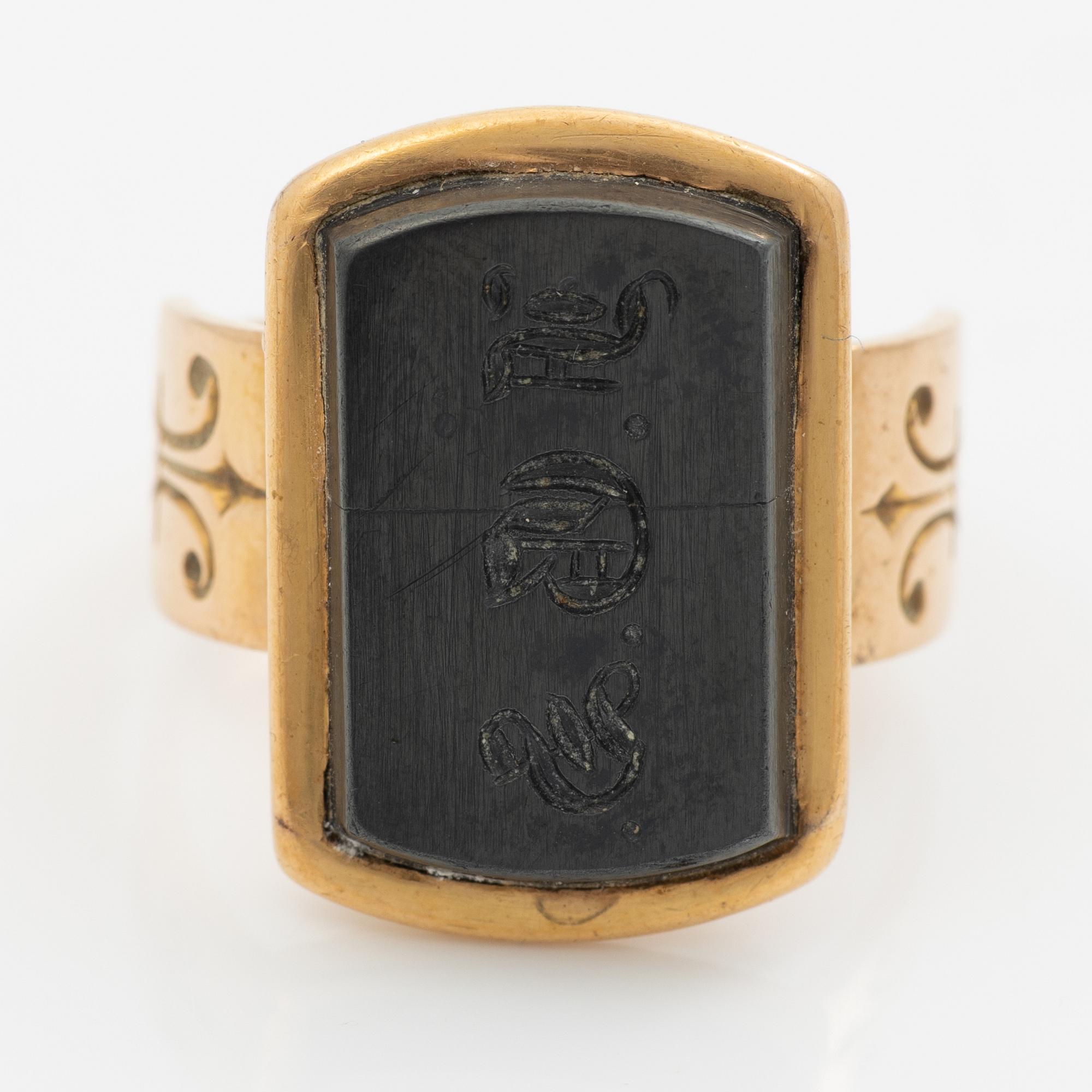 Signet ring, 18K gold with hematite and engraving.