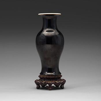 A black glazed vase, Qing dynasty, 19th century.