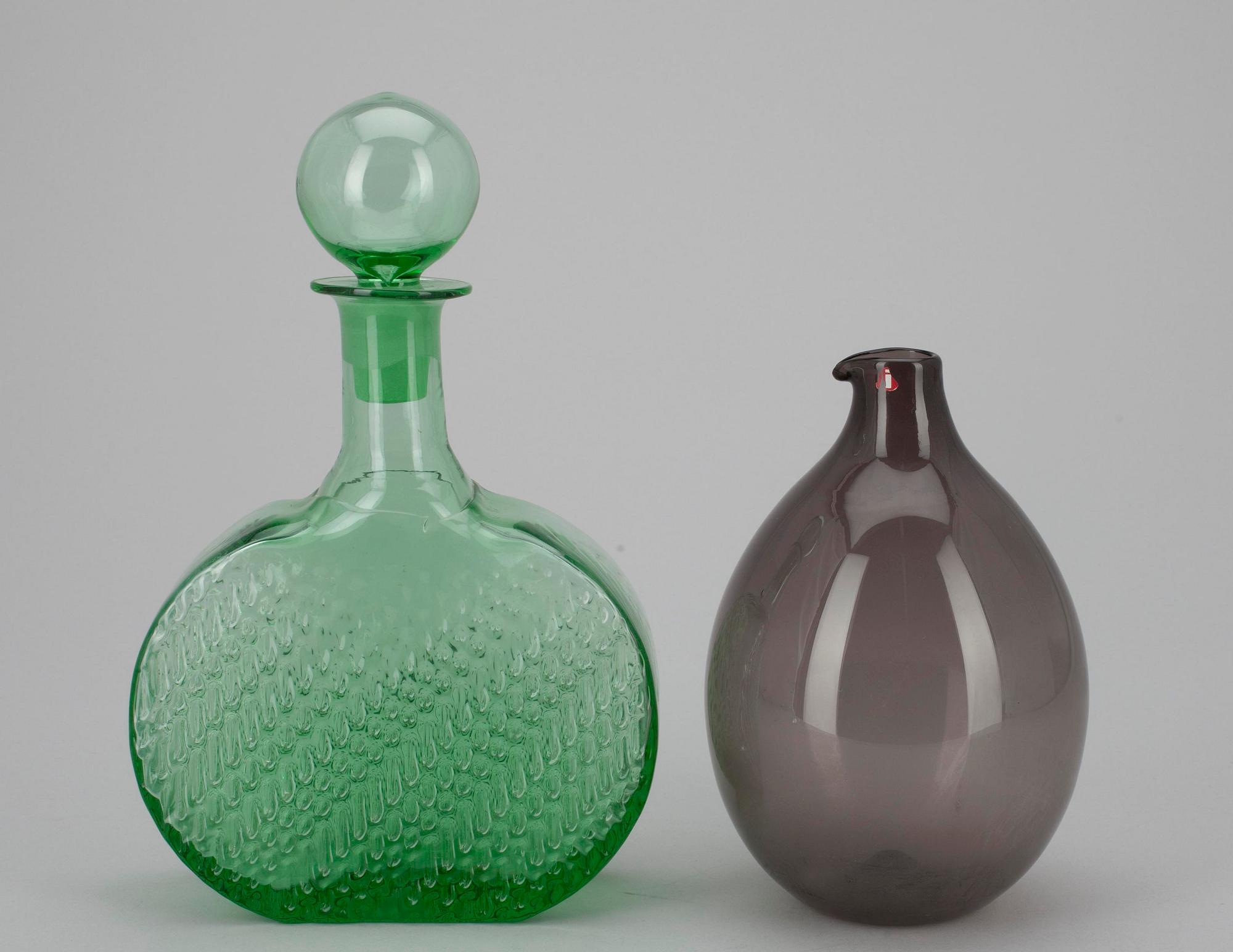 KARAFF, glas, design Nanny Still, Riihimäen Lasi samt FLASKA, glas "Fågelflaskan" signerad Timo Sarpaneva, Iittala.