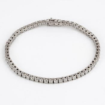 Brilliant-cut diamond tennis bracelet.