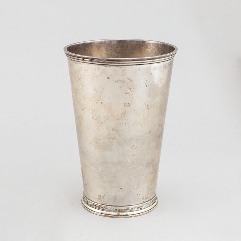 A silver beaker by C.F. Carlman, an inscription underneath, dated 1939.