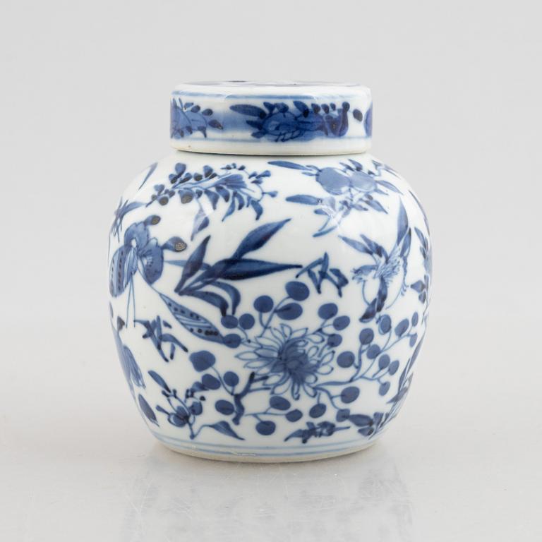 A Chinese blue and white pot with lid, Qing dynasty, 19th century.