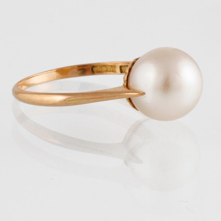RING, 18K guld med odlad pärla, Gustav Dahlgren & Co, Malmö, 1918. Vikt 2,9 gram.