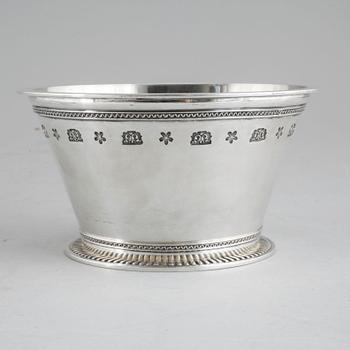 A silver bowl by Wiwen Nilsson, Lund, 1941, weight 384 g.