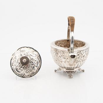 An English 18th century silver tea pot mark of Andrew Fogelberg & Stephan Gilbert, London 1781-82, weight 486 grams.