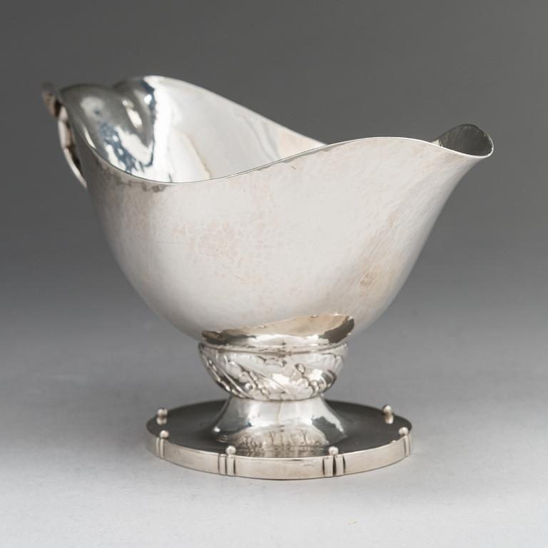 Georg Jensen, Kastikemalja, "Magnolia / Blossom", sterlinghopeaa, design nro 177, Kööpenhamina 1925-30.