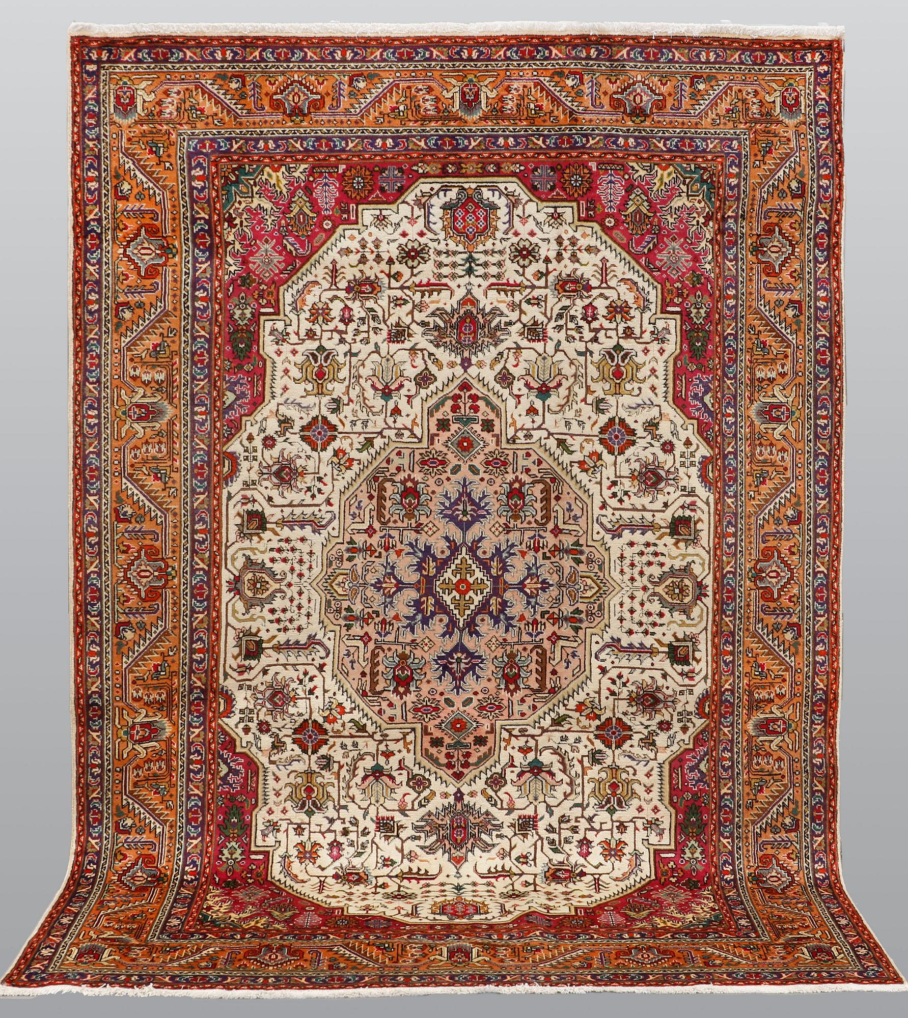 A carpet, Tabriz, ca 300 x 202 cm.