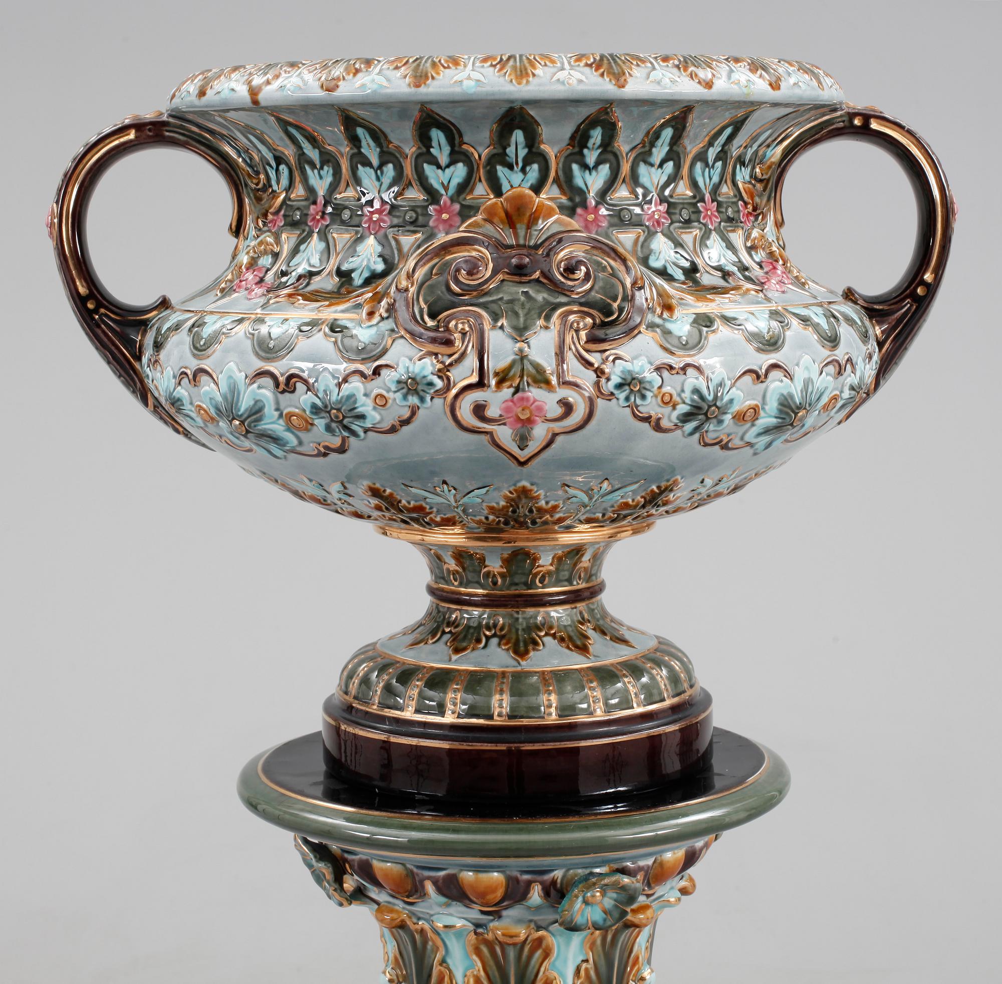 PIEDESTAL MED YTTERFODER, flintgods, majolika, nyrenässans, Rörstrand, 1800-talets slut.