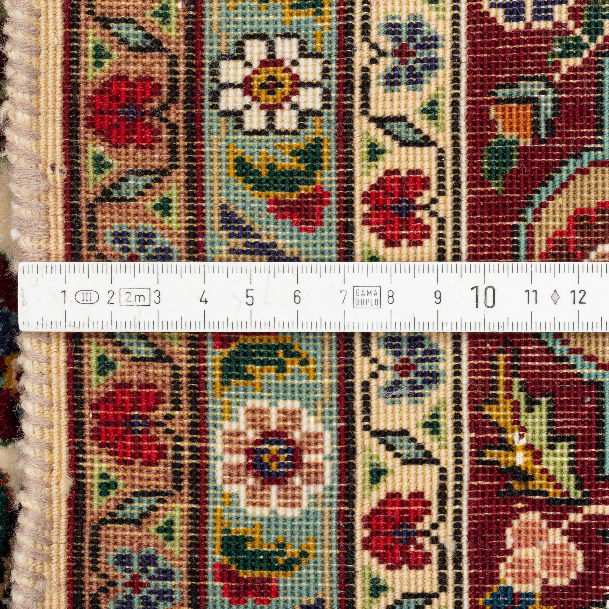 Matta, Täbris part silk, ca 266 x 176 cm.