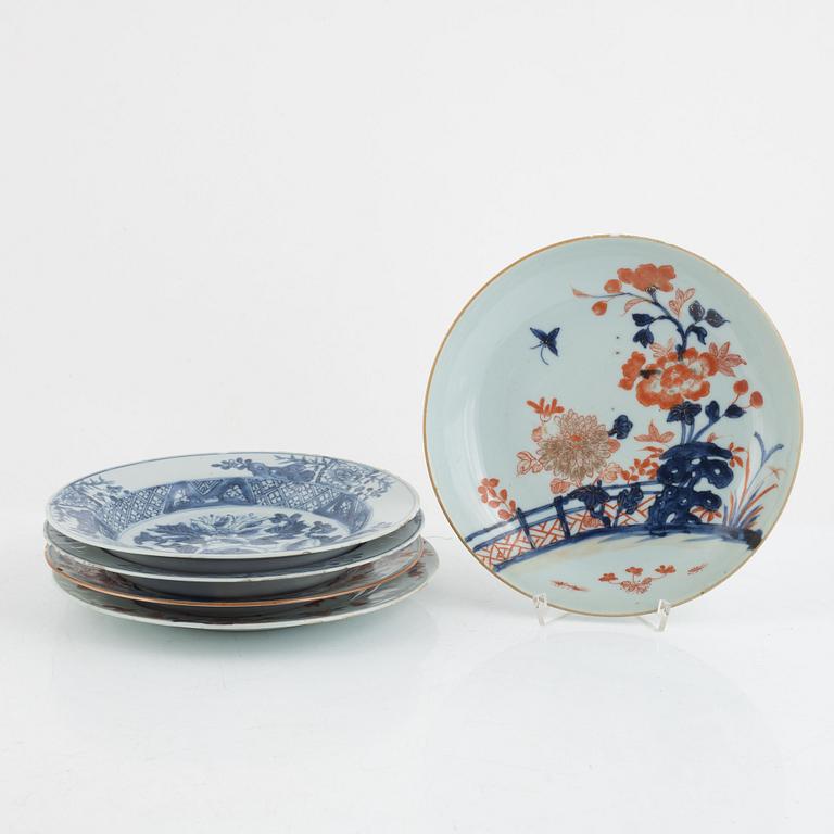 Two plates, two soup dishes and a serving dish, export porcelain, Qing Dynasty, Qianlong (1736-95).