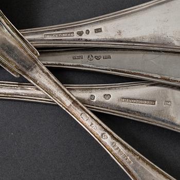 A lot of 8 silver spoons and a silver laddle, among others, P Holmberg, Orebro, 1844.