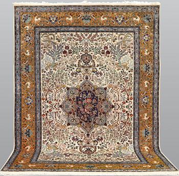 A figural Tabriz carpet, approx. 290 x 208 cm.