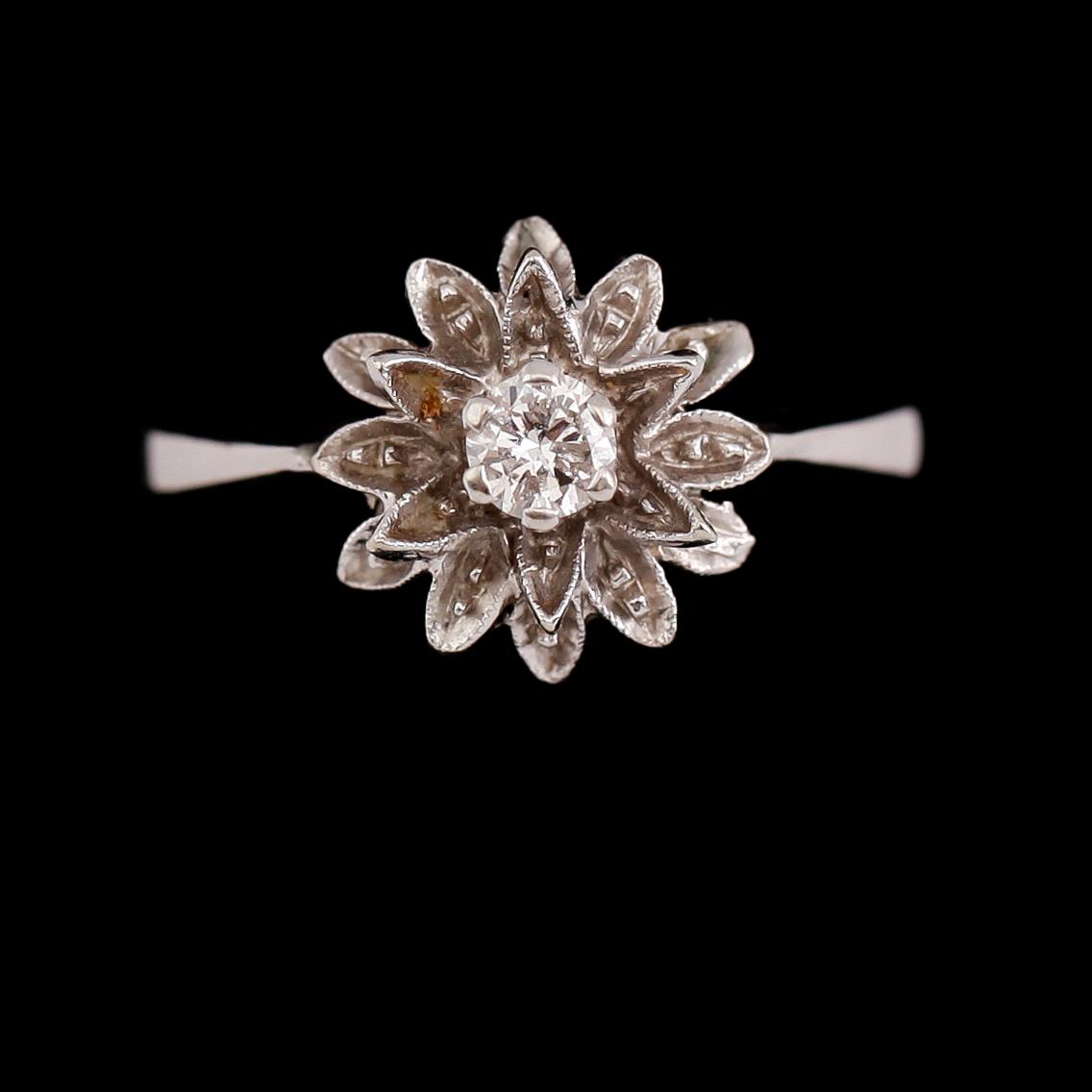 RING, 18 k vitguld, med briljantslipad diamant. Vikt 3,2 g.