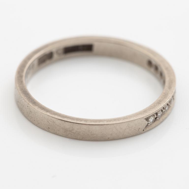 Ringar, 2 stycken, 18K vitguld med diamanter och smaragder.