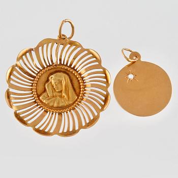 BERLOCKER, 2 st, 18K guld med fasettslipad vit sten. Vikt 4,6 gram.