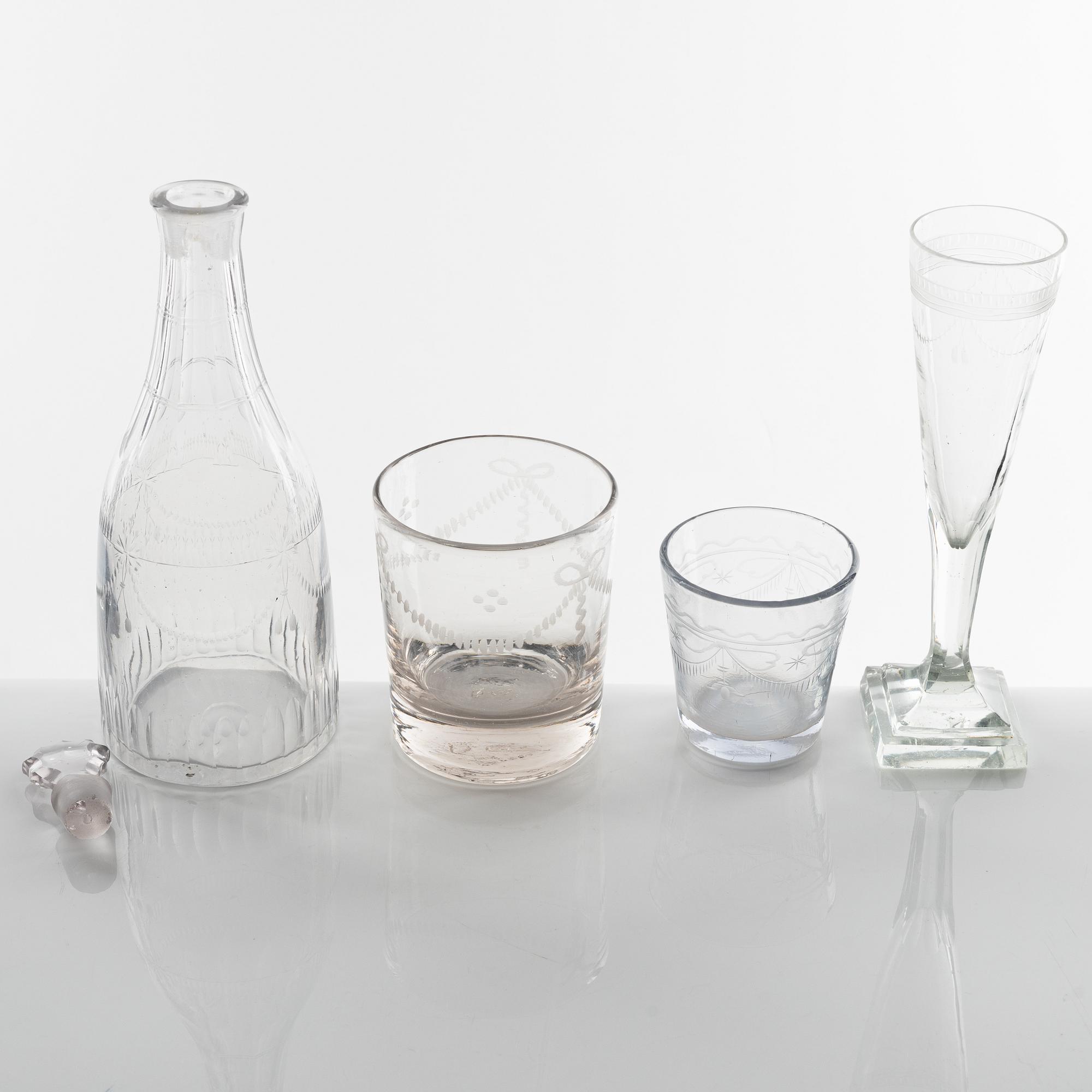 21 glass service pieces, around the year 1800 and 19th Century.