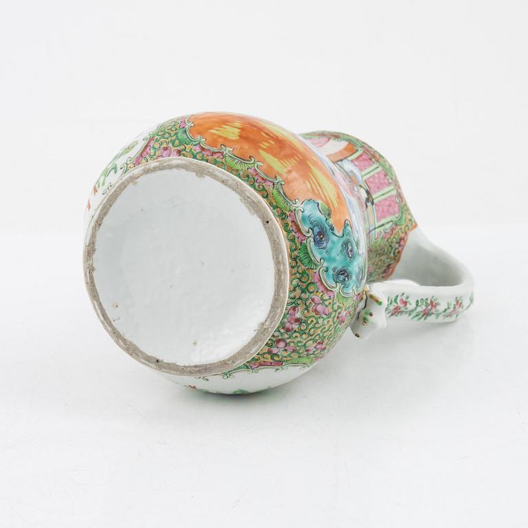 A porcelain jug, China, around 1900.