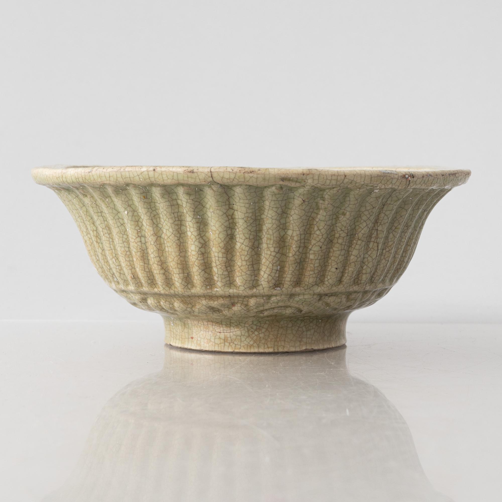 Bowl, celadon, stoneware, China, Qing dynasty, 19th century.