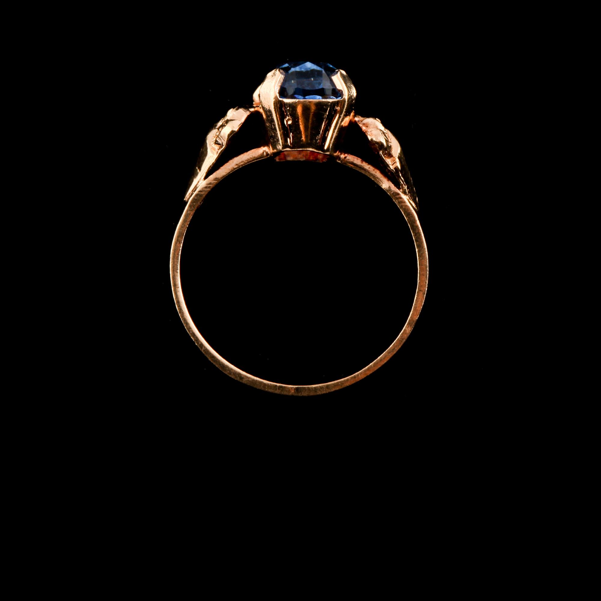 RING, 18K guld med fasettslipad syntetisk spinell, Varese, Italien. Vikt 2,5 g.