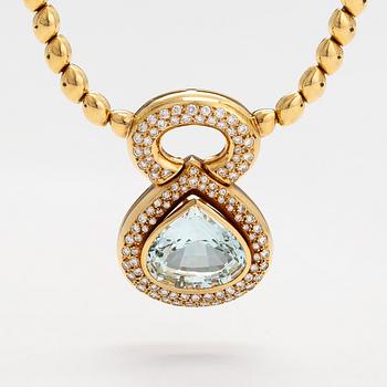 An 18K gold necklace with a ca 18.00 ct aquamarine and brilliant-cut diamonds ca 1.80 ct in total. With certificate.