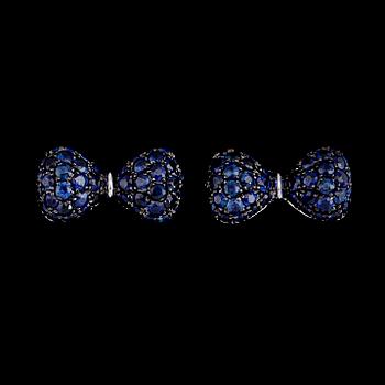 ÖRHÄNGEN, 1 par, 18K vitguld, blå safirer tot ca 1.75 ct.
