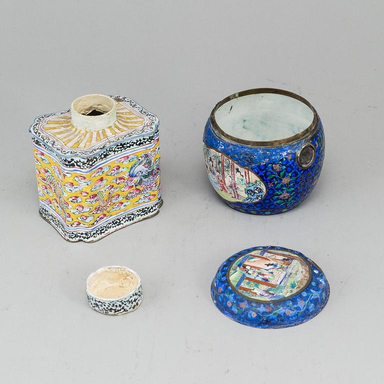 Two Chinese tea caddies with cover, enamel on copper, Qing dynasty, 19th Century.